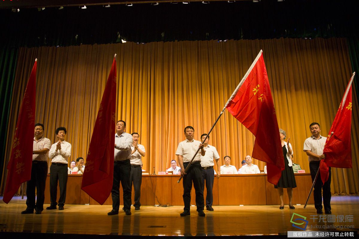 7月18日，北京市门头沟区召开精神文明建设暨创建全国文明城区工作动员部署会。图为门头沟区领导向13个分指挥部授旗。千龙网 于颖摄