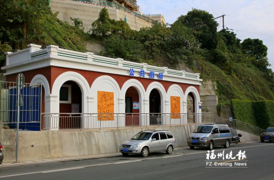 天桥公厕位于马尾沿山西路旧海军医院对面，2017年新建，面积约103平方米，外观别具一格，造型与周边船政文化相协调。