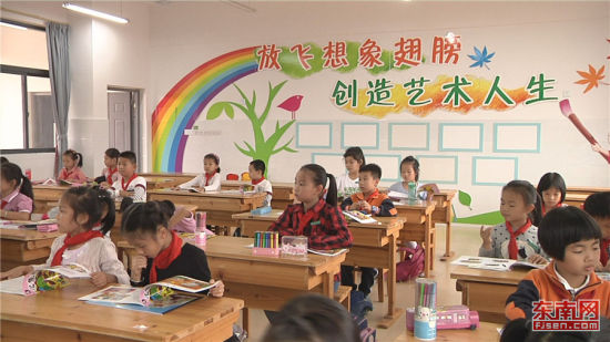 孩子们在三官堂小学上课。 张立庆摄